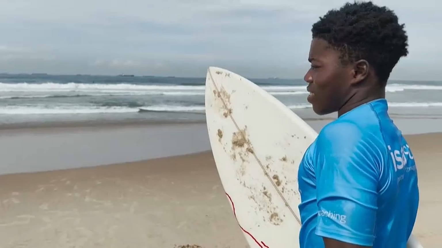 Un joven observa las olas en Lagos, Nigeria
