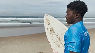 Un joven observa las olas en Lagos, Nigeria