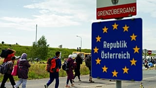 Personas refugiadas llegan a la frontera entre Austria y Hungría cerca de Heiligenkreuz, el 14 de septiembre de 2015