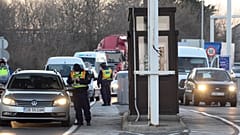 Várakozó autók a magyar-osztrák határon, a Sopron és Klingenbach közötti átkelőn 2020.03.16-án – képünk illusztráció. 