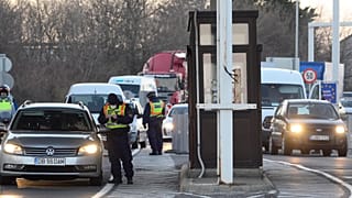 Várakozó autók a magyar-osztrák határon, a Sopron és Klingenbach közötti átkelőn 2020.03.16-án – képünk illusztráció. 