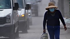 Улицы города Сантьяго Ксалицинтла покрыты вулканическим пеплом.
