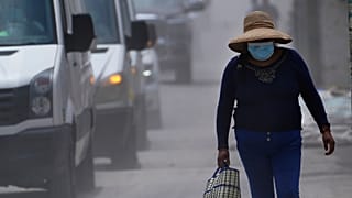 Улицы города Сантьяго Ксалицинтла покрыты вулканическим пеплом.