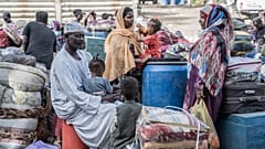 لاجئون من السودان على حدود إثيوبيا. 
