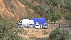 Tendas da polícia junto à barragem do Arade, onde decorrem buscas para encontrar o corpo de Maddie 