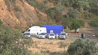 Tendas da polícia junto à barragem do Arade, onde decorrem buscas para encontrar o corpo de Maddie
