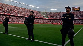 عناصر من الشرطة الإسبانية في مباراة كرة القدم في الدوري الإسباني في ملعب رامون سانشيز بيزخوان في إشبيلية.
