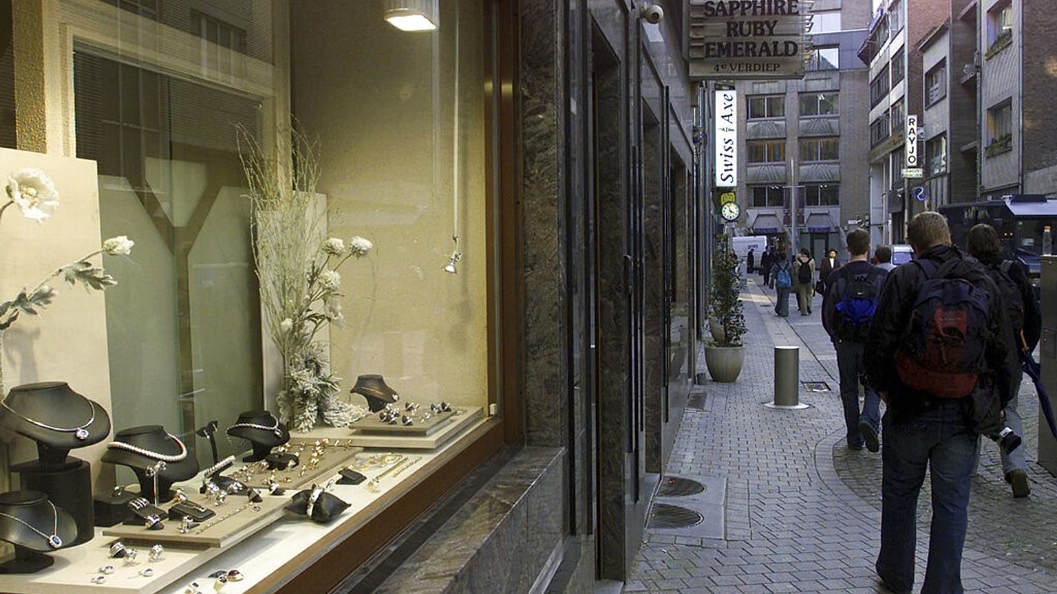 Σε αυτόν τον μικρό δρόμο στην Αμβέρσα διακινείται το 80% των ακατέργαστων διαμαντιών της ΕΕ. 