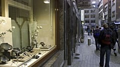 Σε αυτόν τον μικρό δρόμο στην Αμβέρσα διακινείται το 80% των ακατέργαστων διαμαντιών της ΕΕ. 