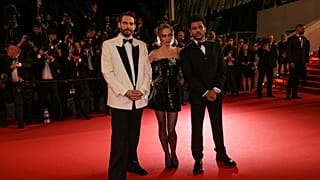 El director Sam Levinson con Lily-Rose Depp y Abel Tesfaye en la alfombra roja de Cannes