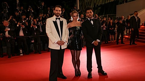 El director Sam Levinson con Lily-Rose Depp y Abel Tesfaye en la alfombra roja de Cannes