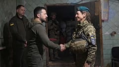 Volodymyr Zelenskyy a condecorar soldados na linha da frente em Donetsk, Ucrânia