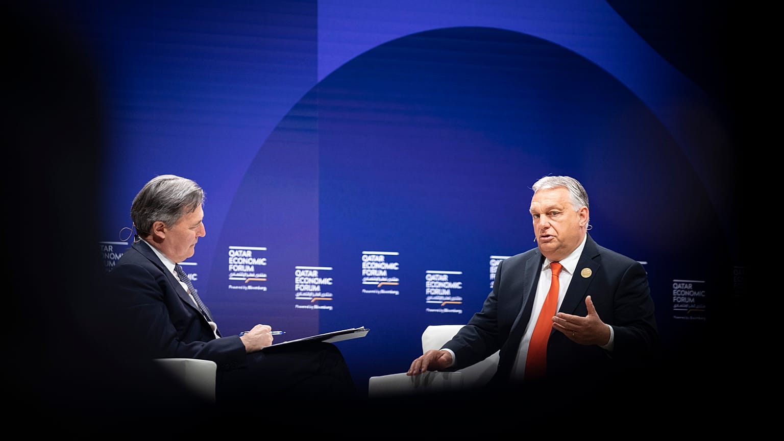 Orbán Viktor a Bloomberg főszerkesztőjével beszélget Katarban