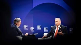Orbán Viktor a Bloomberg főszerkesztőjével beszélget Katarban