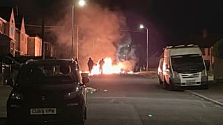 Két jármű is kiégett az Ely-i zavargásokban