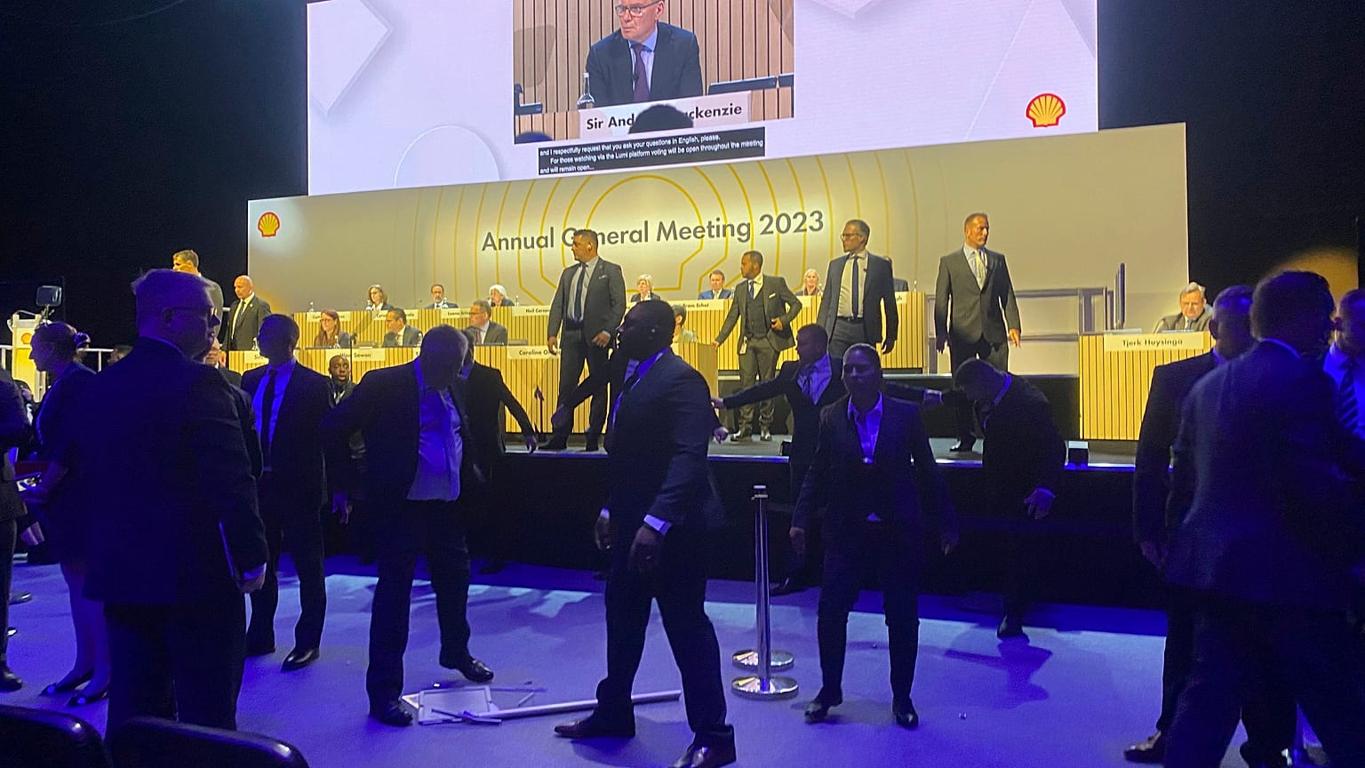 L'assemblée annuelle de Shell a été interrompue par des activistes pour le climat