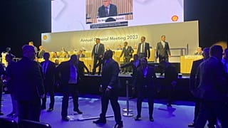 L'assemblée annuelle de Shell a été interrompue par des activistes pour le climat