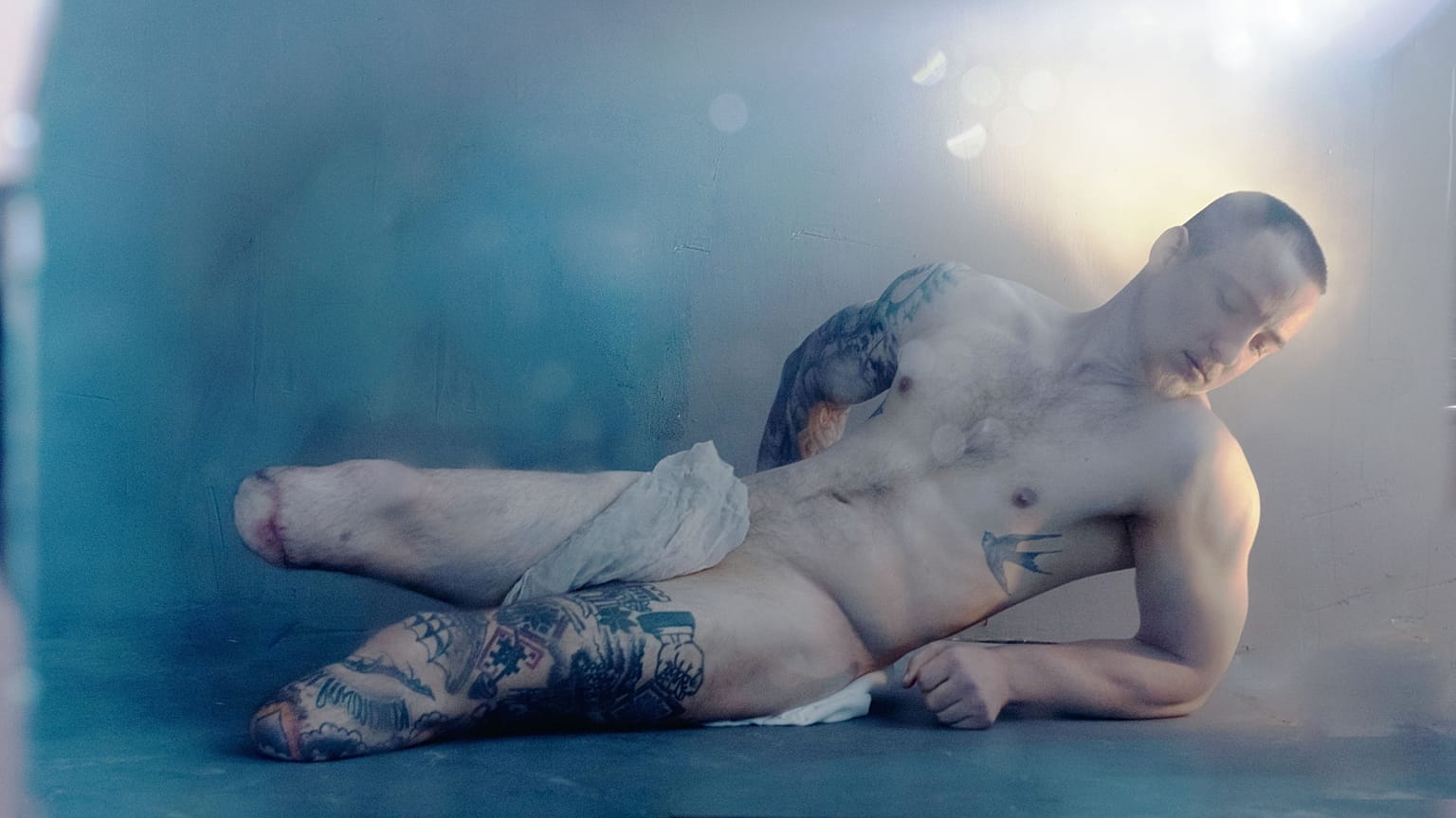 This striking photo from Marta Syrko's "Sculpture Series" shows Ukrainian soldier Sasha Teren, who lost his legs in the war against Russia.