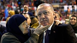 الرئيس التركي رجب طيب أردوغان مع أحد مؤيدي حزب العدالة والتنمية الحاكم  في سانليورفا، تركيا