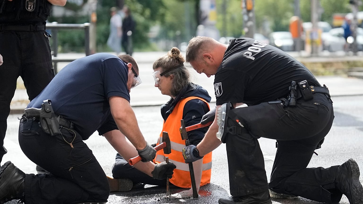 Almanya'nın Berlin kentinde düzenlenen bir iklim protestosu 