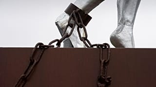 تمثال للعبودية للفنان أليكس دا سيلفا في روتردام، هولندا. 