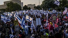 إسرائيليون يحتجون على الميزانية التي اقترحتها حكومة رئيس الوزراء بنيامين نتنياهو قبل تصويت برلماني، في القدس، 23 مايو 2023 