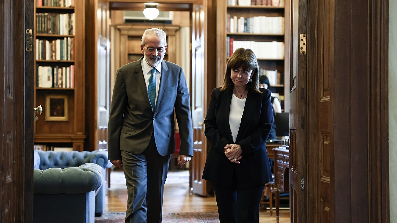 Η Πρόεδρος της Δημοκρατίας Κατερίνα Σακελλαροπούλου συνοδεύει τον Ιωάννη Σαρμά μετά τη διαδικασία ανάθεσης σχηματισμού υπηρεσιακής κυβέρνησης