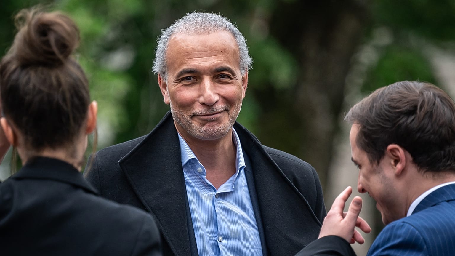Тарик Рамадан на выходе из здания суда, Женева, 24 мая 2023 года.