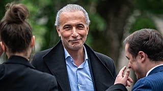 Тарик Рамадан на выходе из здания суда, Женева, 24 мая 2023 года.