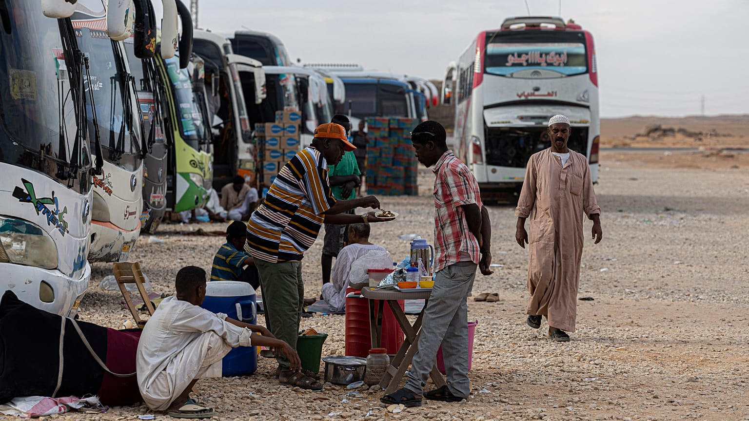 سودانيون ينتظرون في قرية وادي كركر المصرية بالقرب من أسوان
