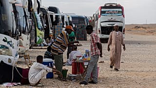 سودانيون ينتظرون في قرية وادي كركر المصرية بالقرب من أسوان