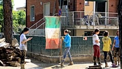Voluntários limpam ruas de Itália após as cheias