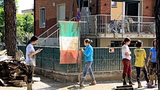Voluntários limpam ruas de Itália após as cheias