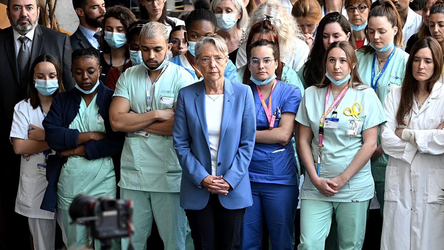 La Première ministre française et le ministre français de la Santé à l'hôpital européen Georges-Pompidou, à Paris, le 24 mai 2023.
