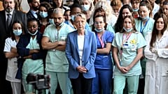 La Première ministre française et le ministre français de la Santé à l'hôpital européen Georges-Pompidou, à Paris, le 24 mai 2023.