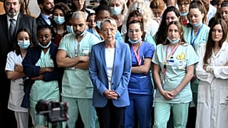 La Première ministre française et le ministre français de la Santé à l'hôpital européen Georges-Pompidou, à Paris, le 24 mai 2023.