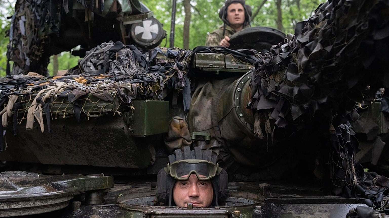 Des soldats ukraniens dans un tank, près de Bakhmout, le 23 mai 2023