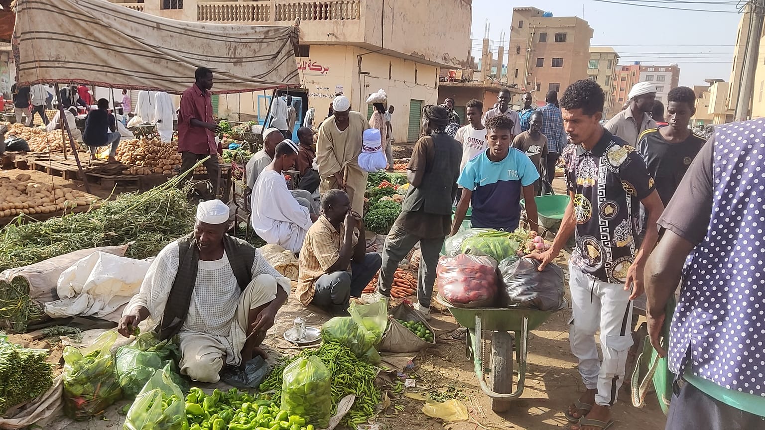 بيع خضر في سوق في الخرطوم. 2023/05/24