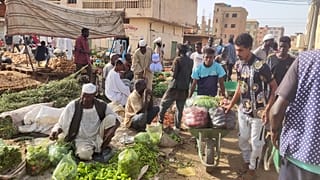بيع خضر في سوق في الخرطوم. 2023/05/24
