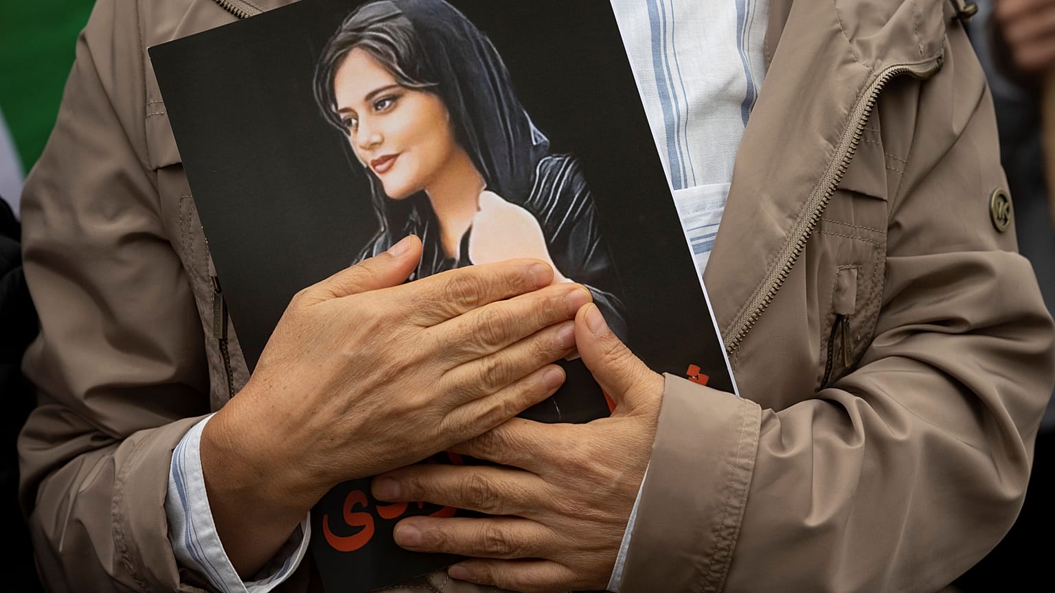صورة لمهسا أميني خلال تجمع حاشد في واشنطن. 2022/10/01