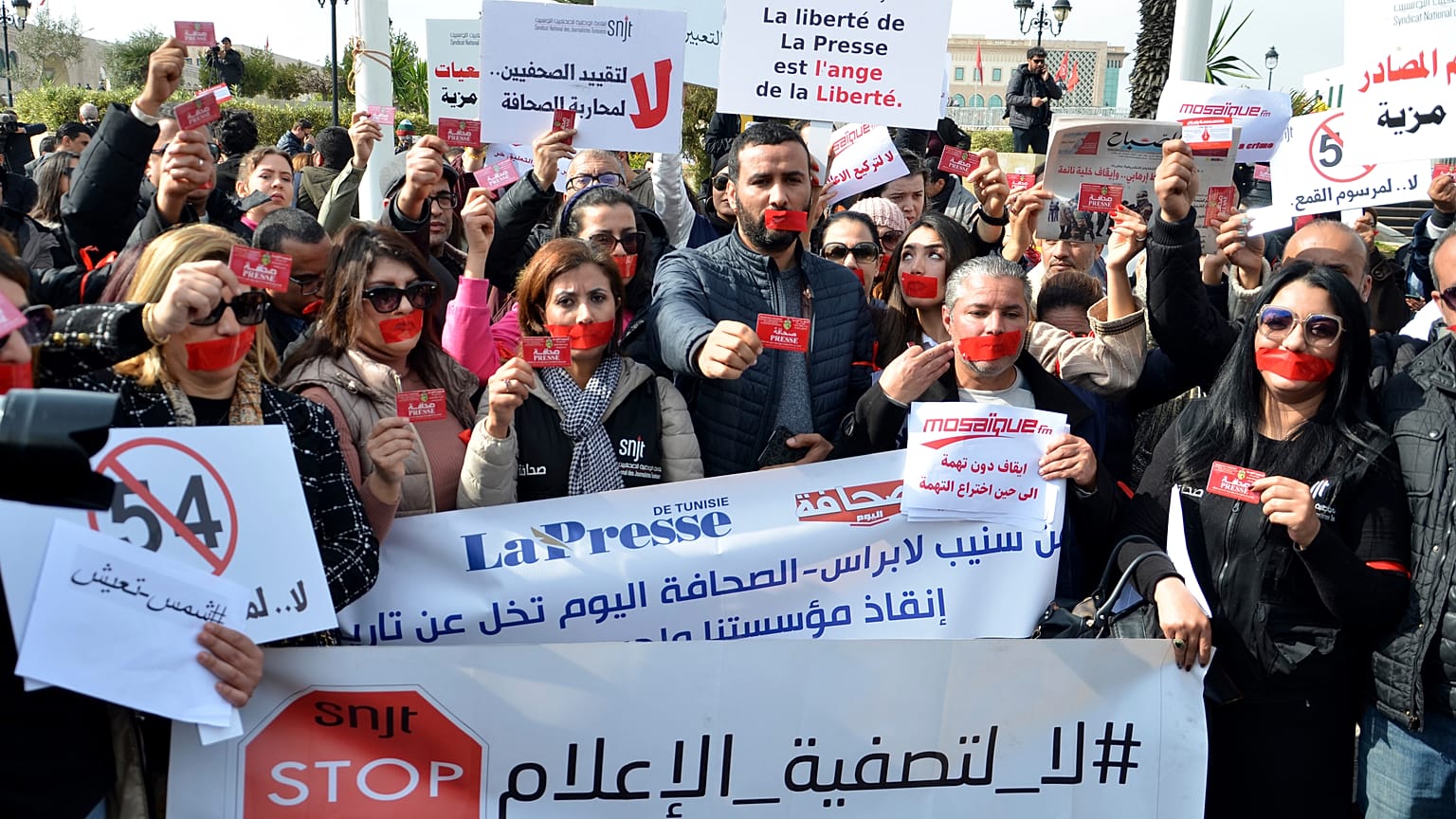 صحفيون يتظاهرون عند توقيف مدير راديو موزاييك نور الدين بوطار 