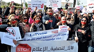 صحفيون يتظاهرون عند توقيف مدير راديو موزاييك نور الدين بوطار