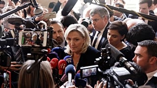 A francia szélsőjobb vezetője, Marine Le Pen újságírók gyűrűjében