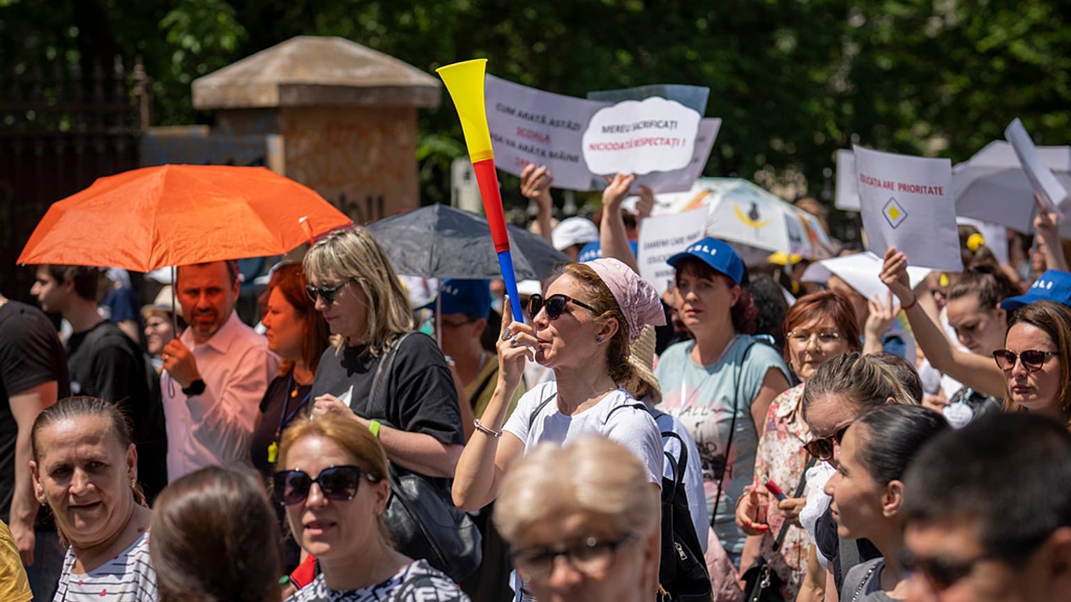 Profesores en huelga marchan en Bucarest, Rumanía, el jueves 25 de mayo de 2023.