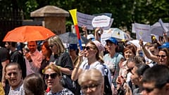 Profesores en huelga marchan en Bucarest, Rumanía, el jueves 25 de mayo de 2023.