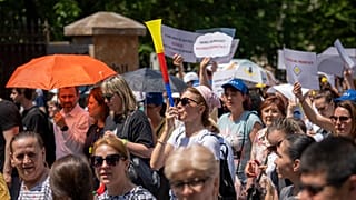 Profesores en huelga marchan en Bucarest, Rumanía, el jueves 25 de mayo de 2023.