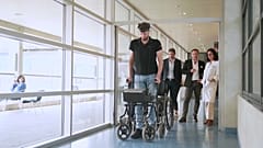 Implantate stellen die Kommunikation zwischen dem Gehirn und dem beschädigten Rückenmark wieder her. 