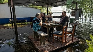 Emelvényen eszik a család