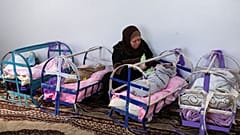 زن سوری در مرکز نگهداری از کودکان بی سرپرست در ادلب، ۳۰ آوریل ۲۰۲۳