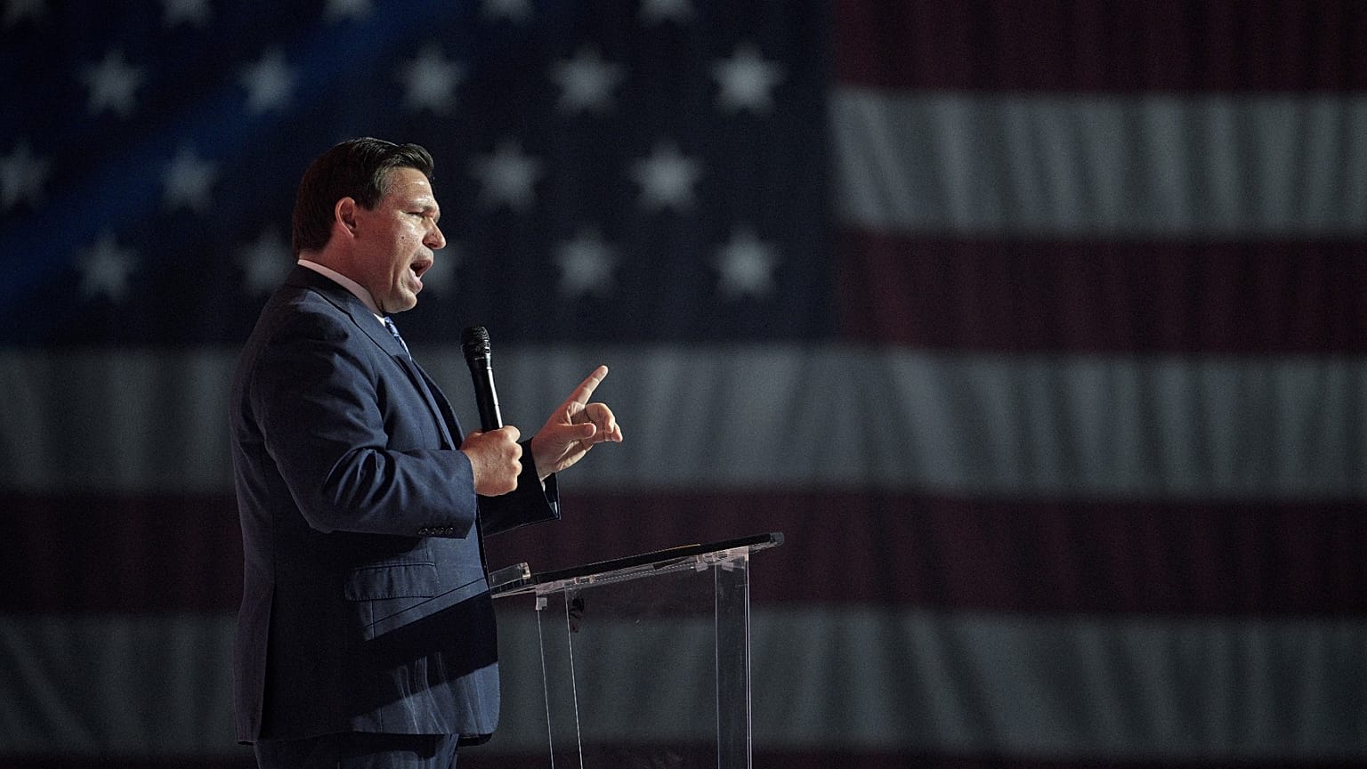 Ron DeSantis beszédet mond egy nagygyűlésen a floridai Tampában